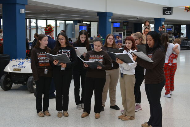 Padua singers perform at 2025 United Airlines Fantasy Flight