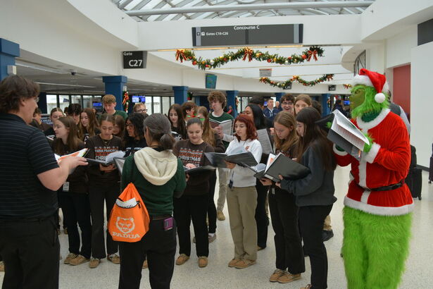Padua singers perform at 2025 United Airlines Fantasy Flight